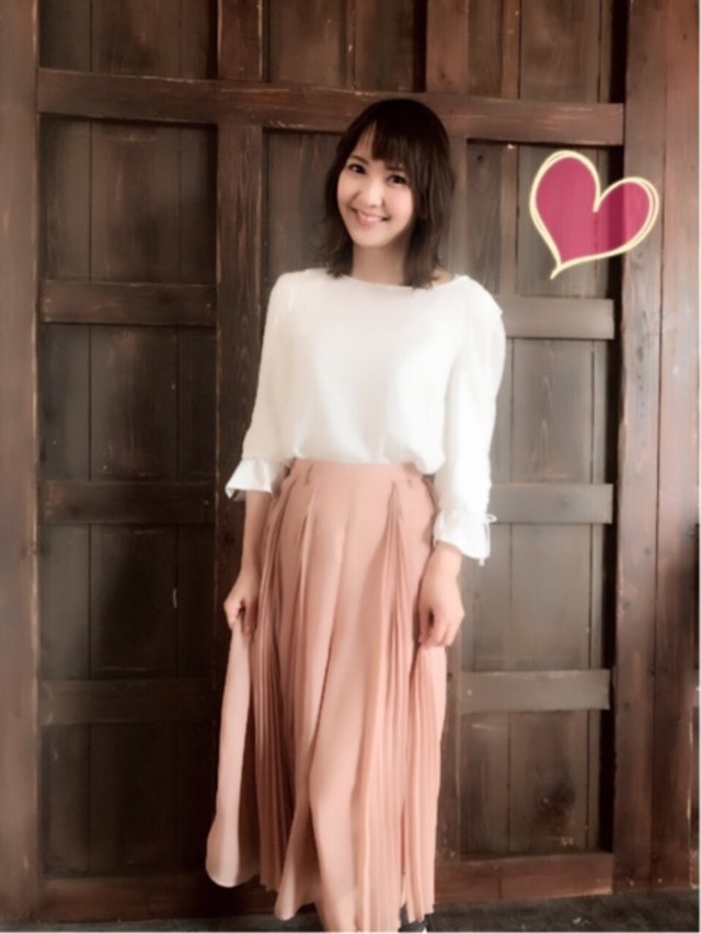 ベージュロングスカートでデートコーデ♡