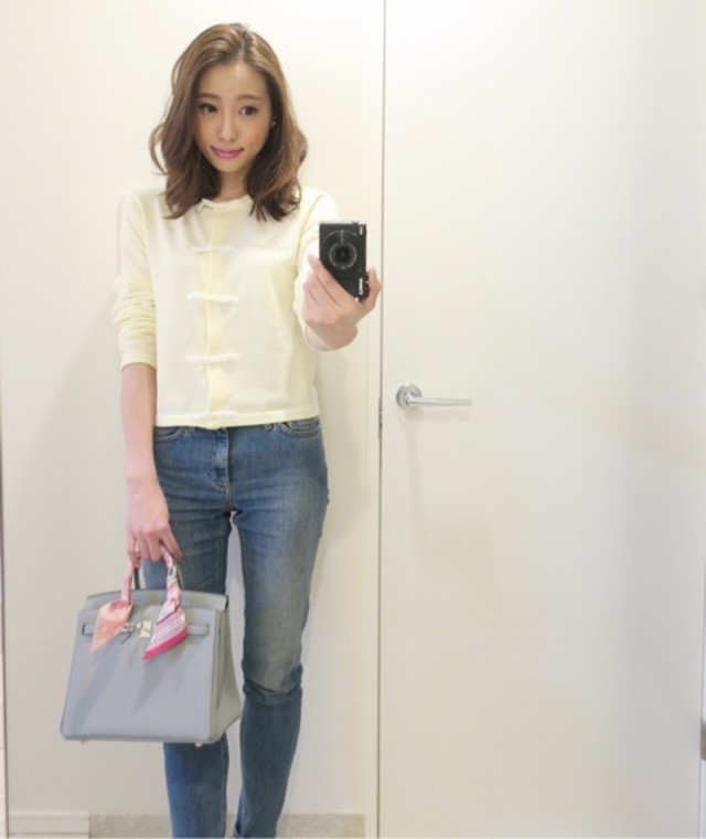 バッグにスカーフを巻き付けておしゃれにアレンジ！