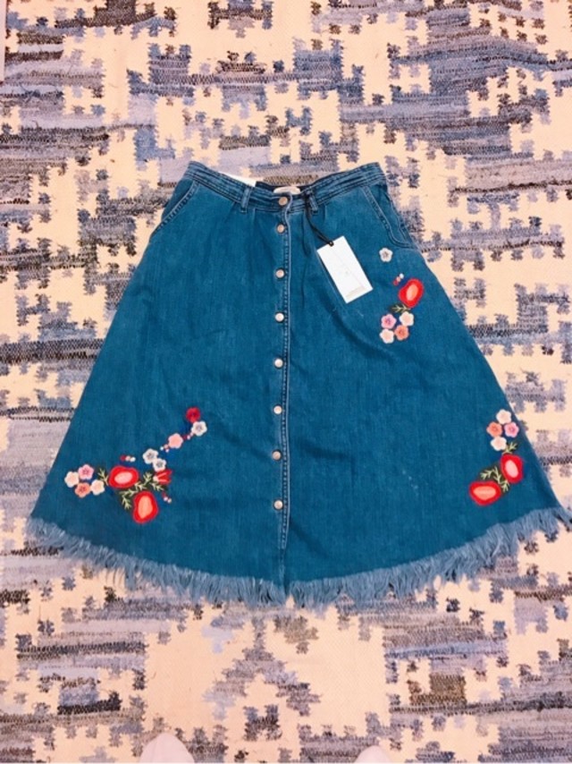 刺繍 花柄 ブルー ZARA（ザラ） フロントボタン デニムAラインスカート