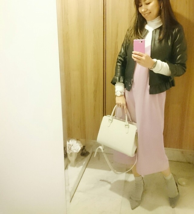 コンサバ カジュアル セレブ きれい系で使えるブラック レザージャケット ノーカラー アウター X 重ね着 キャミワンピース ピンク X