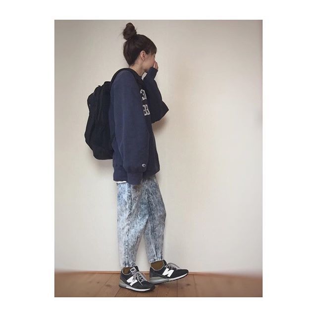 ネイビー パーカー ロゴトレーナー スエット X ボトム ケミカルウォッシュ パンツ デニム X New Balance ニューバランス スニーカー ブラック X バックパック リュック ブラックのコーディネート ケミカルウォッシュ Cbk カブキ