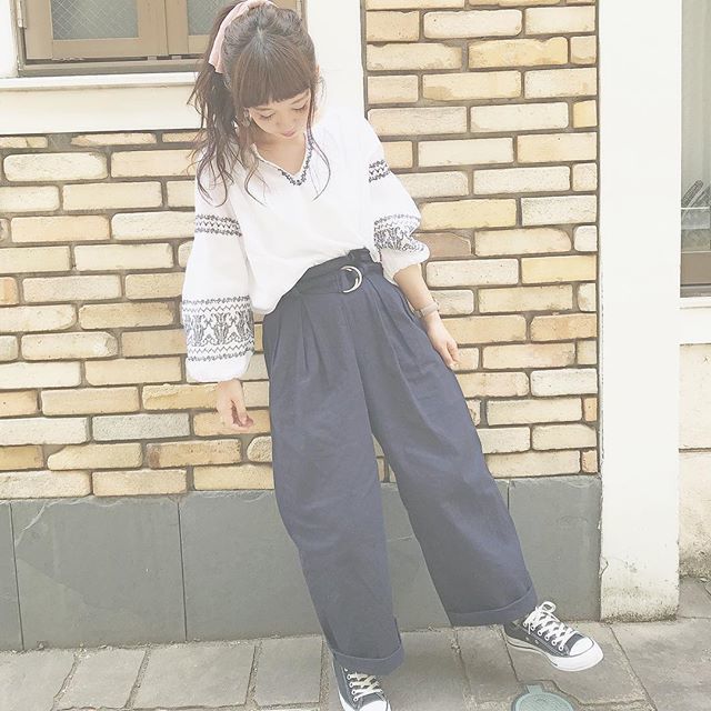 特徴的な襟元の刺繍＆キーネックラインのカフタンブラウス