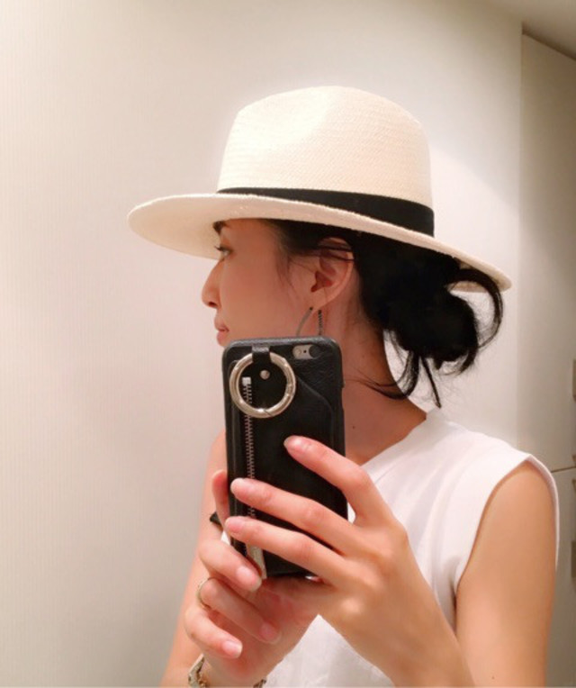 風を通すストローハットで、おしゃれで爽やかな夏コーデに