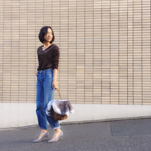 季節を先取った夏のファーはブラウンで馴染ませて