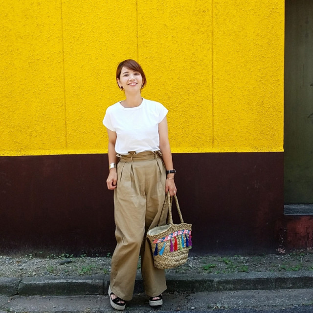 今っぽいボトムスを最大限に活かすホワイトTシャツ