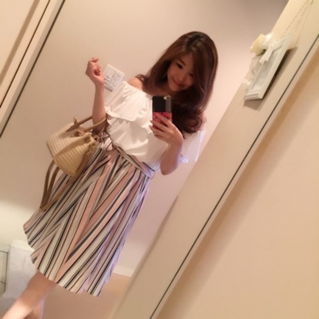 爽やかに華やぐ♥ マルチカラーや花柄のストライプスカート