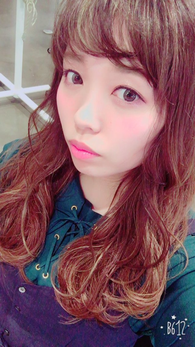 フェミニン ガーリー 女子会 休日 お出かけで使えるブラウン セミロング 巻き髪の髪型 ヘアスタイル ヘアアレンジ 愛原まな