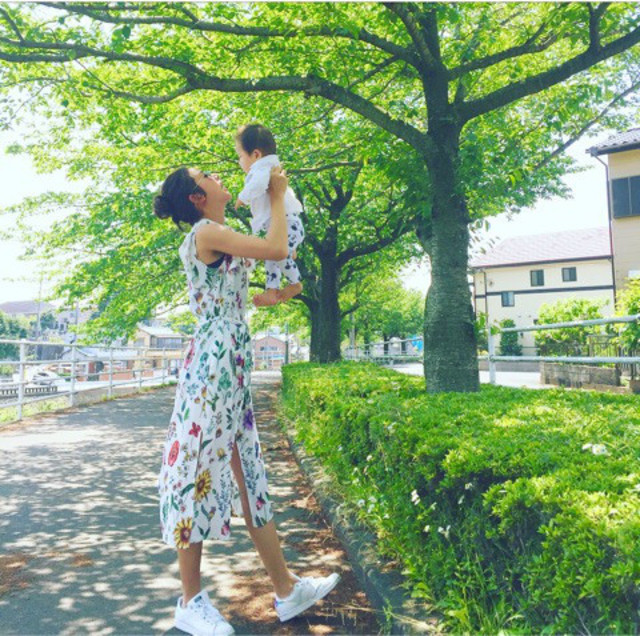 【子連れママ必見！ 街歩き向けのきれいめな服装】総柄ワンピースで華やかに♡