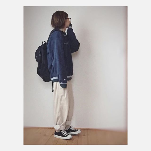 ネイビー トレーナー Champion チャンピオン X ベージュ ワイド チノパン X スニーカー ブラック X バックパック ブラック リュックの コーディネート Championトレーナー Cbk カブキ