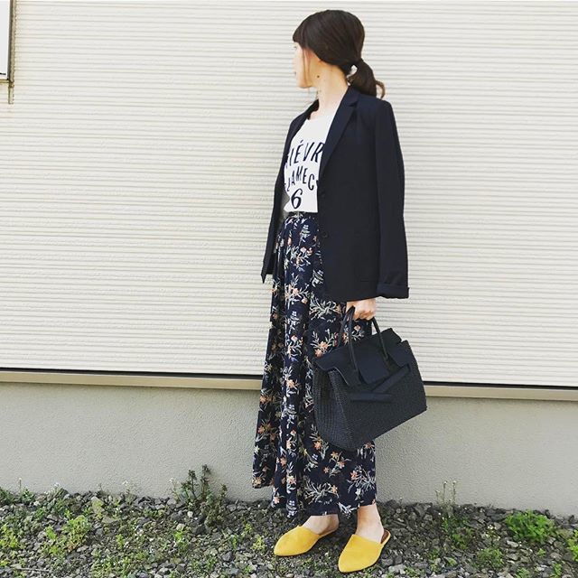 「ロゴTシャツ+ジャケット」ならきちんと感もアリ！