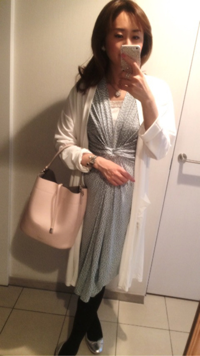 ホワイト ロングカーディガン X グレー ワンピース X ピンク ハンドバッグ X シルバー パンプス X ブラック ストッキングのコーディネート Cbk カブキ ホワイト ロングカーディガン X グレー ワンピース X ピンク ハンドバッグ X シルバー パンプス X ブラック ストッキングのコーディネート Cbk カブキ