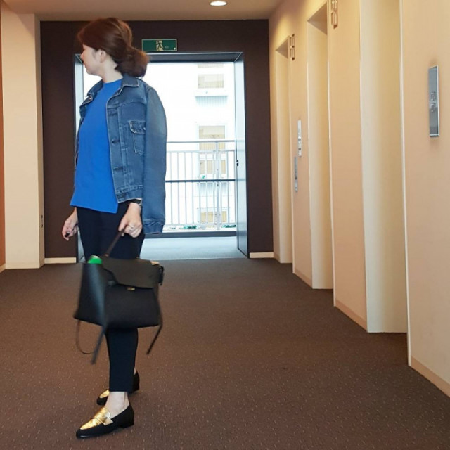 【50代のジージャンコーデ4】「クリーンなパンツ」できれいめに