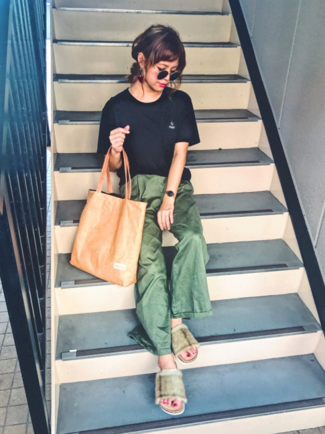 Tシャツにファーサンダルを合わせて