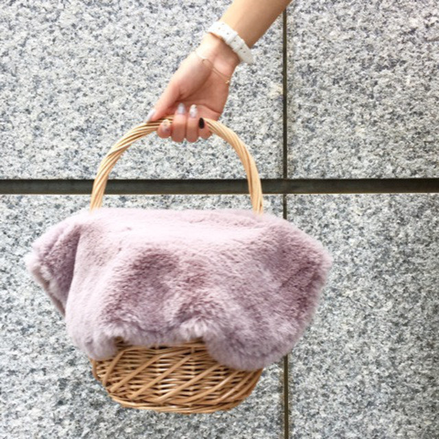 「ナチュラルタイプ」に似合うカゴバッグはファー付きで冬らしく