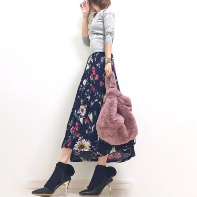フェミニンピンクに視線集中♡ 花柄マキシスカートと合わせたこなれ感スタイル