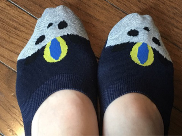 カジュアル シンプルで使える靴下 バイカラーのファッションアイテム 靴下だから楽しめる イラスト入りソックスコーデ 諒子