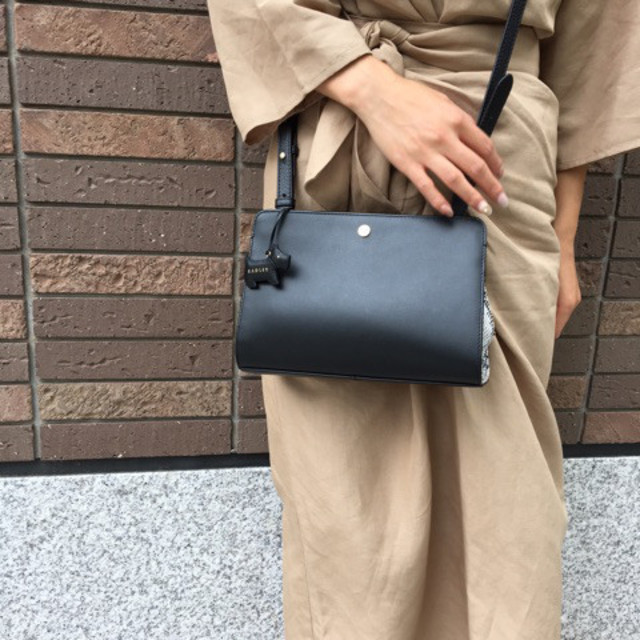 ベージュのワントーンコーデにはブラックバッグでアクセントをON