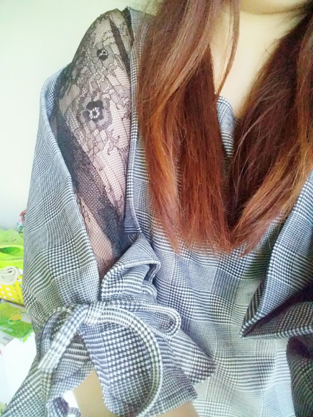 シースルー袖で女度をアップ♡