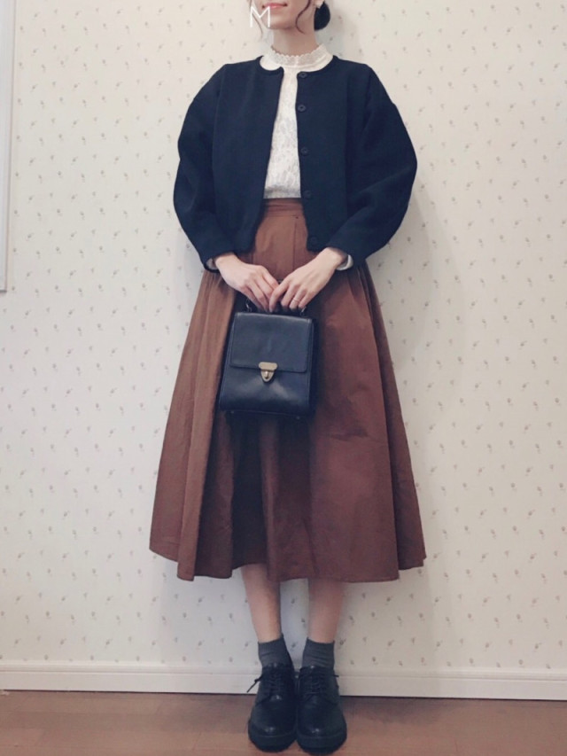 丸首の黒カーディガンでほんのりガーリーなスタイルに♥