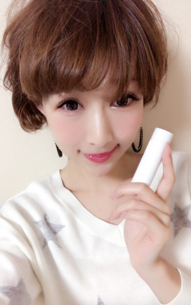 【4】レフ版代わりの「ホワイトトップス」で美肌見せ