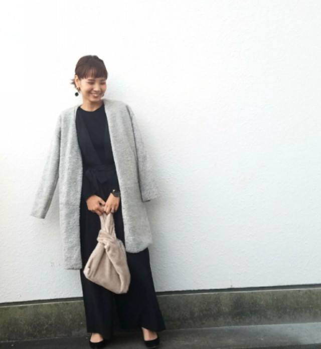 すっきり大人っぽい深Vネックのサロペットパンツ