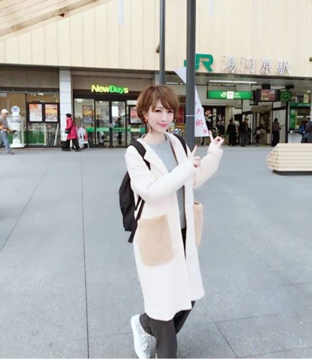 ホワイト ノーカラーコート X グレー ニット X グレー パンツ X ホワイト スニーカー X ブラック リュックのコーディネート きれいめコートに合わせて大人の装いに シンプルな黒のリュックコーデ Cbk カブキ ホワイト ノーカラーコート X グレー ニット X グレー パンツ X ホワイト スニーカー X ブラック リュックのコーディネート きれいめコートに合わせて大人の装いに シンプルな黒のリュックコーデ Cbk カブキ