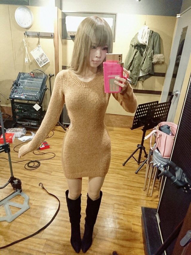 フェミニン ギャルで使えるベージュ ワンピース ニット タイト X ブラック ロングブーツのコーディネート Cbk カブキ