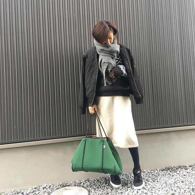 膨張色の白スカートは落ち感のあるニットで取り入れて