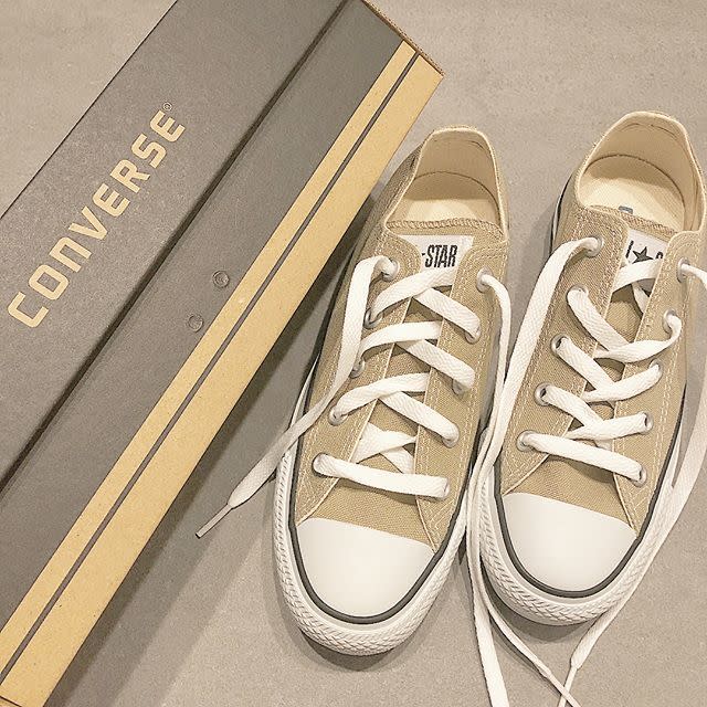 ベージュ スニーカー CONVERSE（コンバース）のファッションアイテム