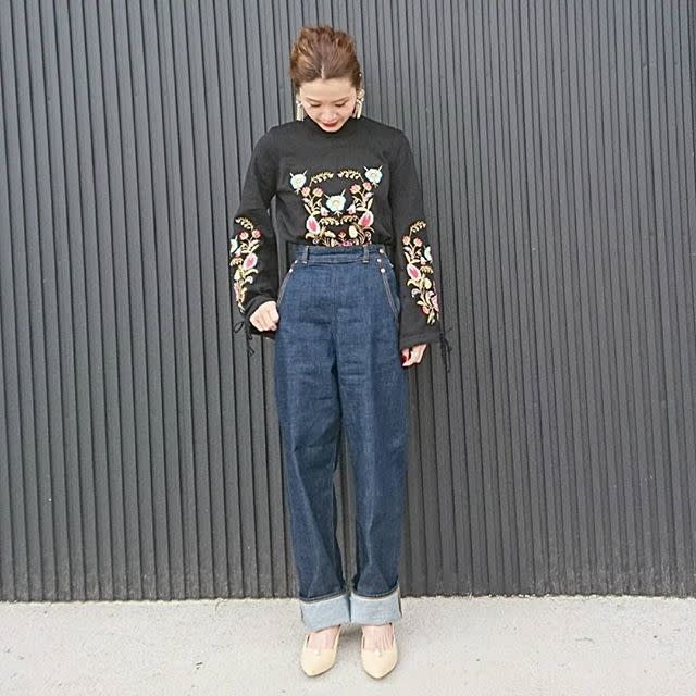 シンプルでも華やぐ刺繍のプルオーバー