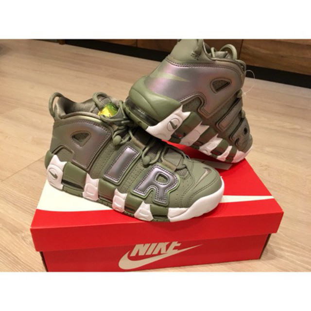 カジュアル スポーティー ストリートで使えるグリーン スニーカー Nike ナイキ のファッションアイテム 井上あずさ カジュアル スポーティー ストリートで使えるグリーン スニーカー Nike ナイキ のファッションアイテム 井上あずさ