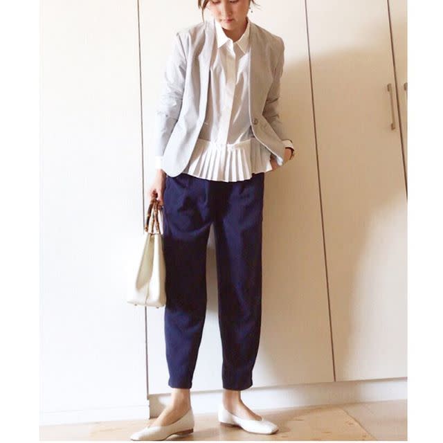 デザインブラウスをさらりと覗かせてシンプルきれいに