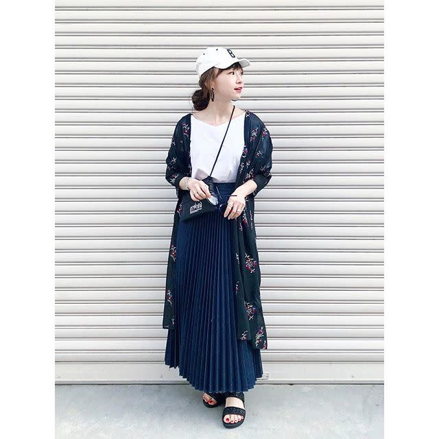 先シーズンから人気継続中！ 花柄ガウンをシンプルコーデにプラスして
