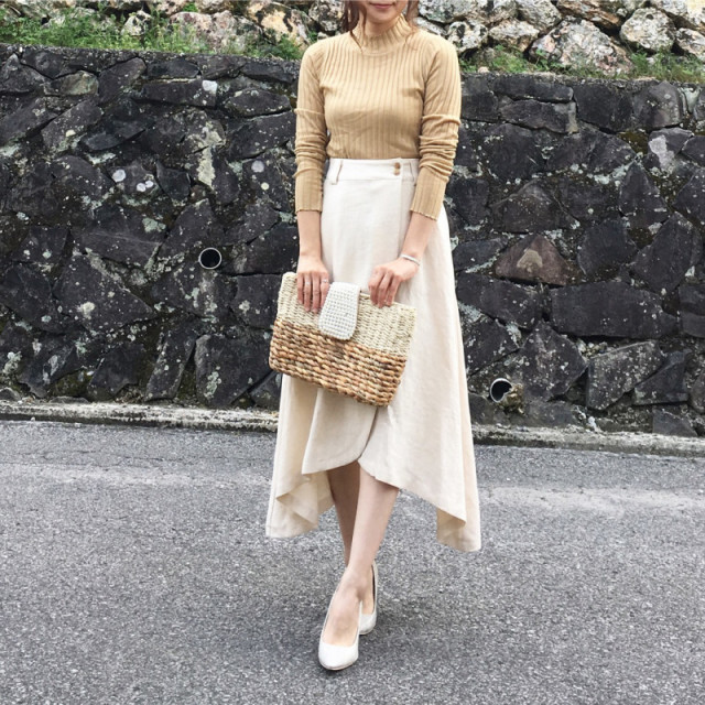 2. 春の風になびく「アシメスカート」