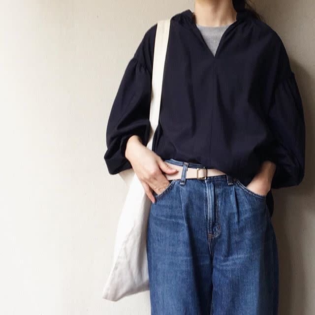 いま人気なのは、Vネックのスキッパーシャツ