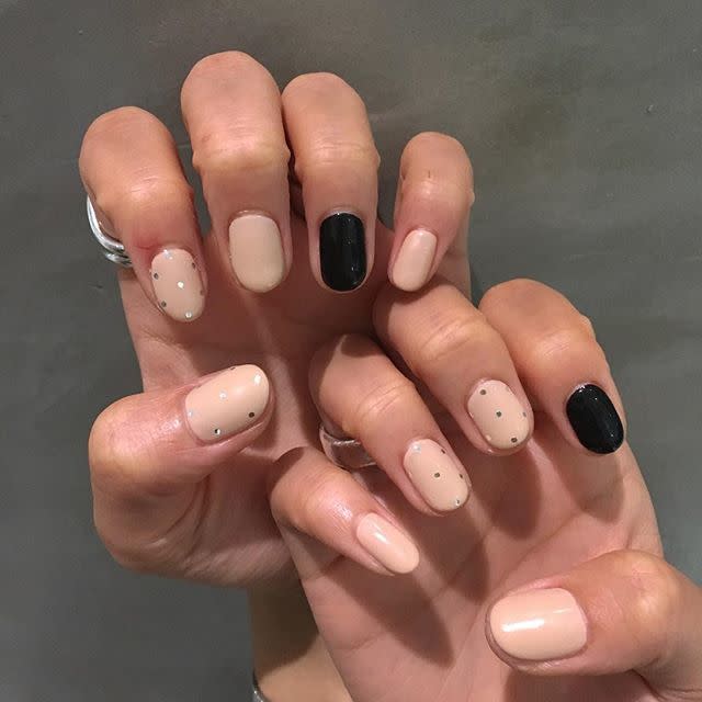 シンプル モード クールで使えるブラック ワンカラーのネイルデザイン ネイルアート Nhnh Cbk カブキ