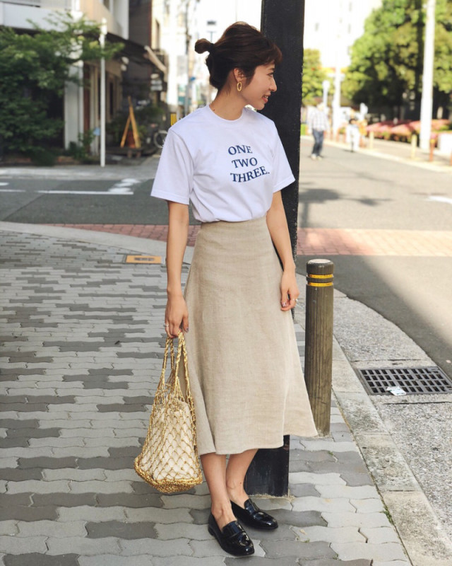 Tシャツをこなれ感たっぷりに引き上げる「リネンスカート」