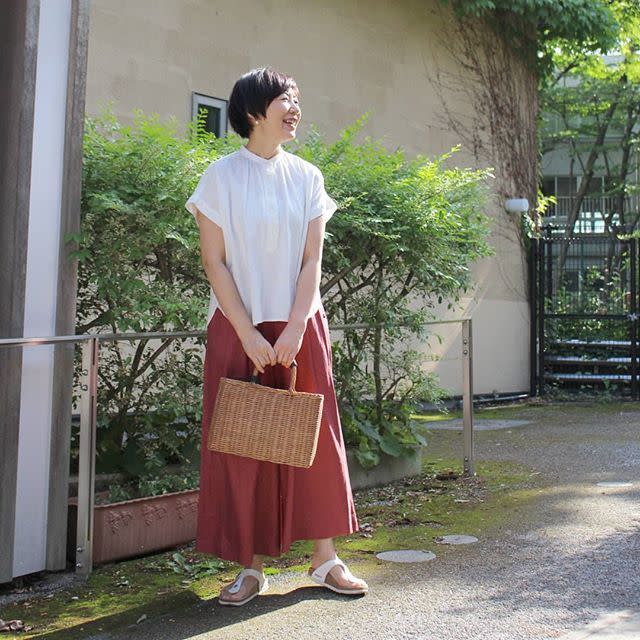今シーズン人気！ スタンドカラーのブラウスで爽やかに