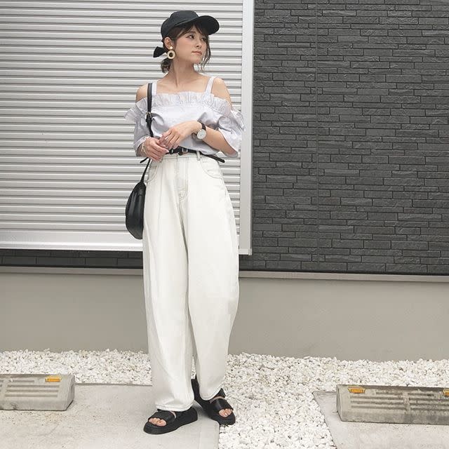 ブラック ショルダーバッグ Edit Sheen エディット シーン X Emoda エモダ グレー オフショルダー フリル ブラウス X Ameri アメリヴィンテージ ホワイト ハイウエスト ワイドパンツ X Dr Martens ドクターマーチン ブラック サンダル X 14 イチヨンプラス