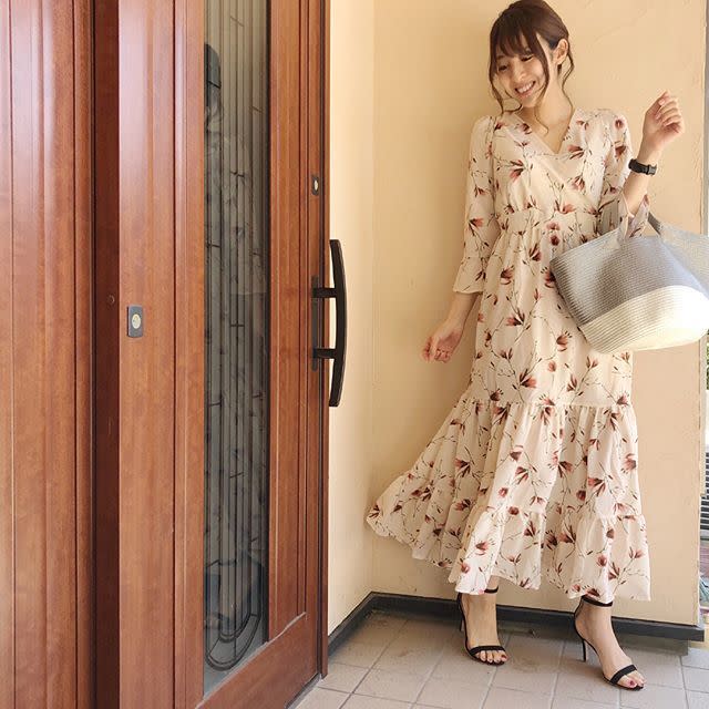 カシュクールの花柄ワンピースですっきり大人っぽく