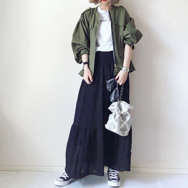 インナー使いでこなれる「アニエスベーのロゴTシャツ」