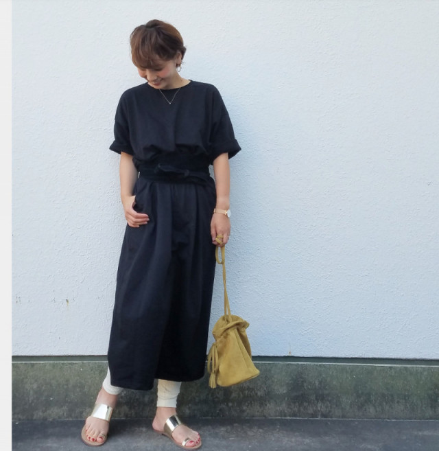 ゆるめなスウェットワンピースにレギンスを合わせる着こなしも