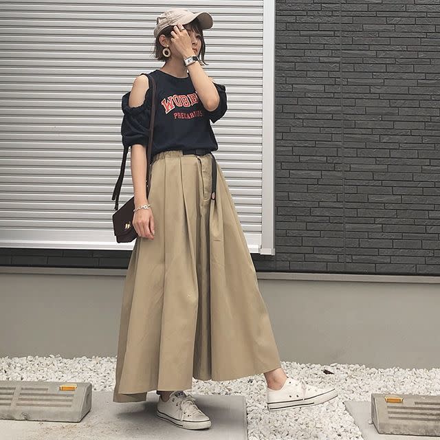 カジュアルなカットオフショルダーのトップスで可愛く