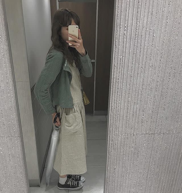 じめっとする雨の日は風通しのあるワンピースが心地よい