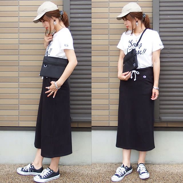 白地に黒のロゴTシャツを合わせて、すっきりモノトーンカラーコーデに