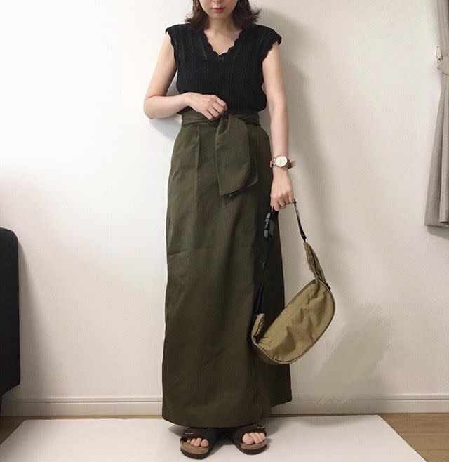 重めなロングスカートはボディバッグで軽やかに