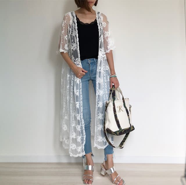 きれいめ黒タンクトップ×デニムパンツにレースのガウンを羽織って大人っぽく