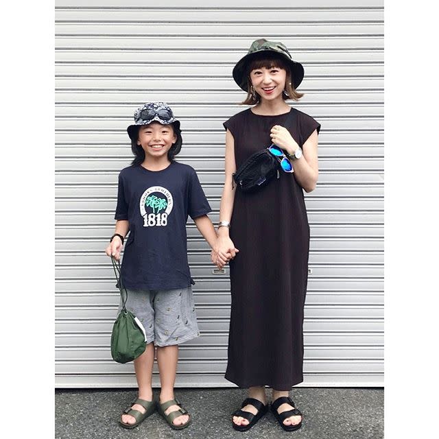 ワンピース ブラウン ロング Rouge Vif ルージュ ヴィフ X Birkenstock ビルケンシュトック ブラック ビルケンサンダル サンダル X New Era ニューエラ カーキ カモフラージュ バケットハット X ブラック ボディーバッグのコーディネート お揃い小物に