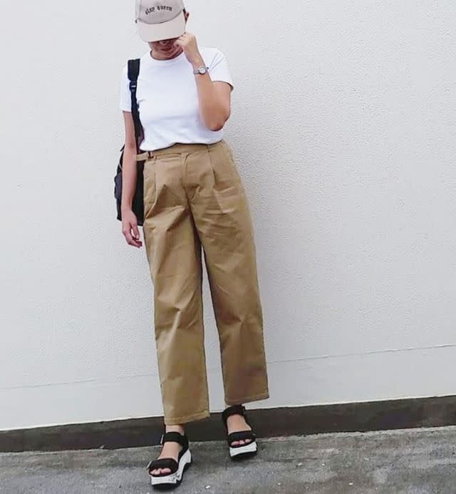 足首丈＆テーパードシルエットが女性らしいベージュのチノパンツ