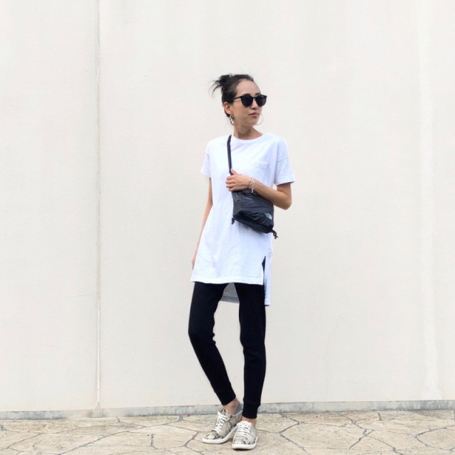 夏 カジュアル モノトーン シンプル メンズライクで使えるホワイト Tシャツ ロング 無印良品 スリット X 靴下屋 ブラック